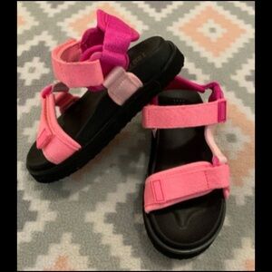 GAP sandals kid size 9-10c toddler